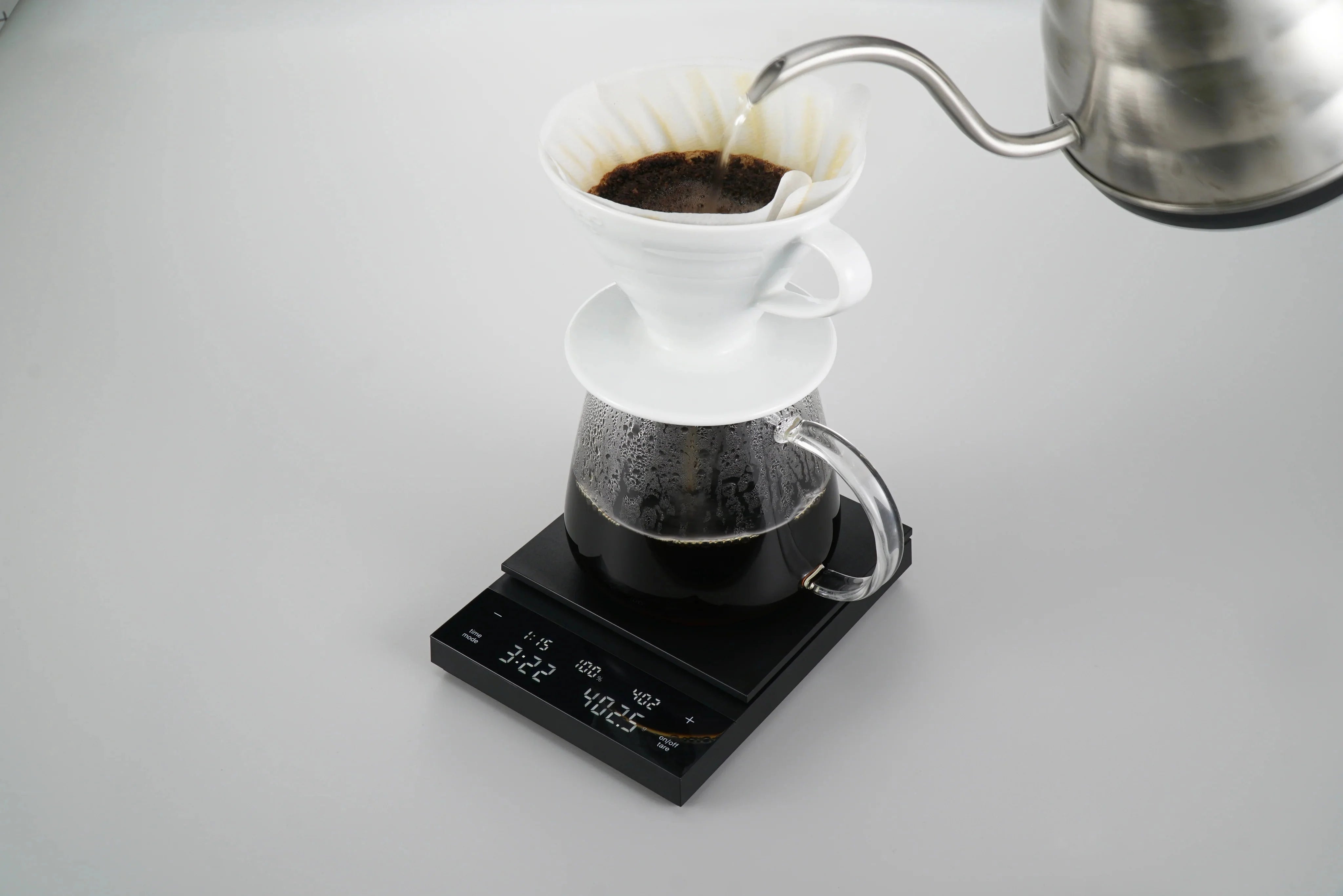 Close detail of the black Polaris scale with a glass carafe