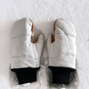 Rarely Extreme Mitten in white, in the snow