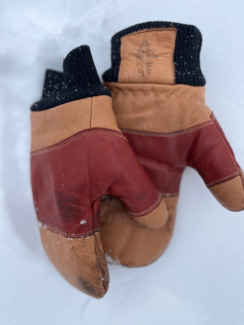 Rarely Extreme Mitten in brown water buffalo leather, palm detail
